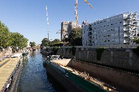 First truss delivered to Notre Dame by a barge cruises along the Seine - Paris