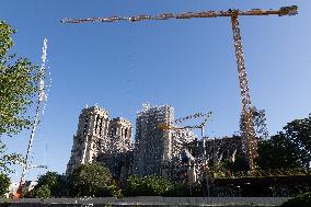 First truss delivered to Notre Dame by a barge cruises along the Seine - Paris