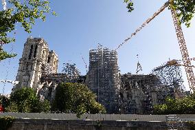 First truss delivered to Notre Dame by a barge cruises along the Seine - Paris