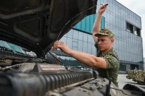 New batch of pickup trucks delivered to Ukrainian defenders