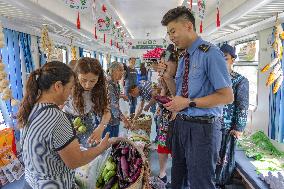 CHINA-CHONGQING-GUIZHOU-TRAIN-ONBOARD MARKET (CN)