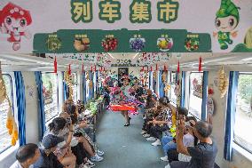 CHINA-CHONGQING-GUIZHOU-TRAIN-ONBOARD MARKET (CN)