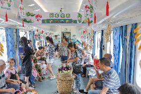 CHINA-CHONGQING-GUIZHOU-TRAIN-ONBOARD MARKET (CN)