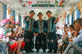 CHINA-CHONGQING-GUIZHOU-TRAIN-ONBOARD MARKET (CN)