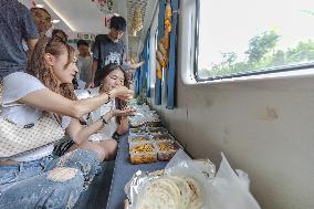 CHINA-CHONGQING-GUIZHOU-TRAIN-ONBOARD MARKET (CN)