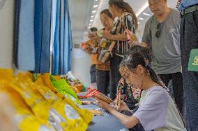 CHINA-CHONGQING-GUIZHOU-TRAIN-ONBOARD MARKET (CN)