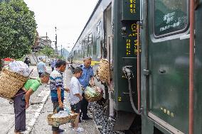 CHINA-CHONGQING-GUIZHOU-TRAIN-ONBOARD MARKET (CN)