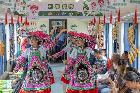 CHINA-CHONGQING-GUIZHOU-TRAIN-ONBOARD MARKET (CN)