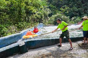 Visitors Experience Rafting During High Temperature