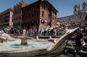 Heat And Tourists In Rome's Piazza Di Spagna