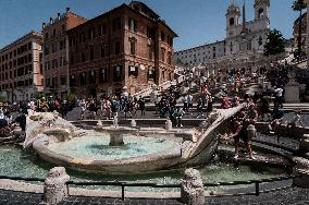 Heat And Tourists In Rome's Piazza Di Spagna