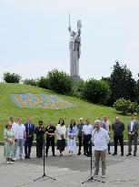 Soviet emblem on Kyiv monument to be replaced
