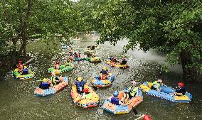 Tourists Experience River Rafting in Huai'an