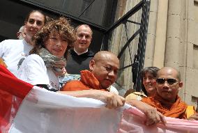 Jane Birkin and Burmese Monks Gather in Cannes For Peaceful Protest