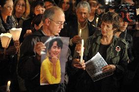Evening Vigil In Support Of Aung San Suu Kyi - Paris