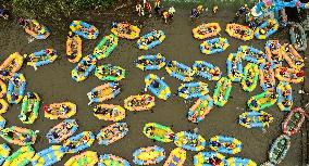 Tourists Experience River Rafting in Huai'an