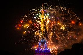 Fireworks In Eiffel Tower