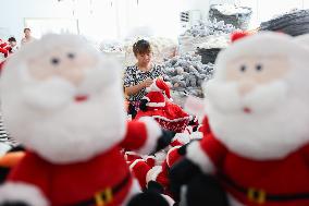 Christmas Production And Sales Enter Peak Season