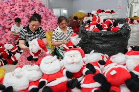 Christmas Production And Sales Enter Peak Season