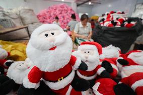 Christmas Production And Sales Enter Peak Season