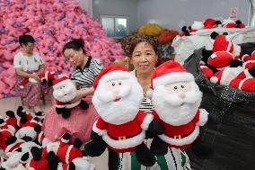 Christmas Production And Sales Enter Peak Season