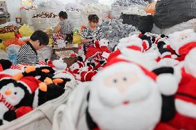 Christmas Production And Sales Enter Peak Season