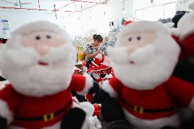 Christmas Production And Sales Enter Peak Season