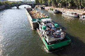 Firsts trusses delivered to Notre Dame by a barge cruises along the Seine - Paris