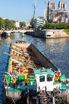 Firsts trusses delivered to Notre Dame by a barge cruises along the Seine - Paris