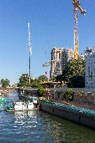 Firsts trusses delivered to Notre Dame by a barge cruises along the Seine - Paris