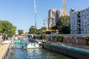 Firsts trusses delivered to Notre Dame by a barge cruises along the Seine - Paris