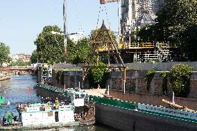 Firsts trusses delivered to Notre Dame by a barge cruises along the Seine - Paris