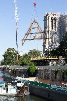 Firsts trusses delivered to Notre Dame by a barge cruises along the Seine - Paris