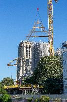 Firsts trusses delivered to Notre Dame by a barge cruises along the Seine - Paris