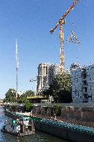 Firsts trusses delivered to Notre Dame by a barge cruises along the Seine - Paris