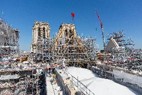 Firsts trusses delivered to Notre Dame by a barge cruises along the Seine - Paris