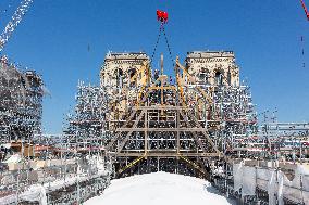 Firsts trusses delivered to Notre Dame by a barge cruises along the Seine - Paris