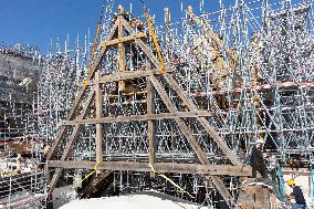 Firsts trusses delivered to Notre Dame by a barge cruises along the Seine - Paris