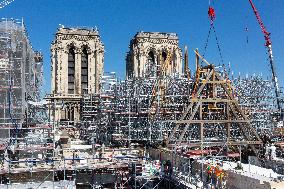 Firsts trusses delivered to Notre Dame by a barge cruises along the Seine - Paris