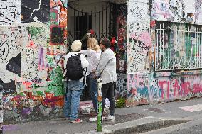 Tribute to Jane Birkin at the house of Gainsbourg in Paris