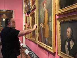 Russell Crowe Visits The Uffizi Gallery - Florence