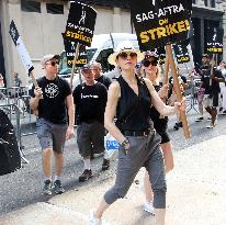 Susan Sarandon And Julianna Margulies At The Sag Actors Strike - NYC