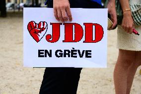 Gathering To Support JDD’s Striking Journalits - Paris