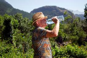 Hydration In The Elderly During Periods Of High Heat - Briancon