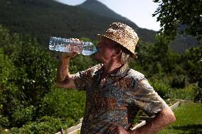Hydration In The Elderly During Periods Of High Heat - Briancon