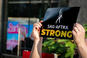 SAG-AFTRA pickets Barbie screening