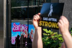 SAG-AFTRA pickets Barbie screening