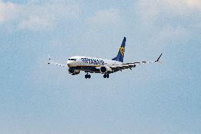 Ryanair Boeing 737 MAX 8 Landing