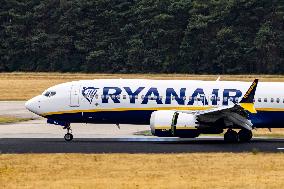 Ryanair Boeing 737 MAX 8 Landing