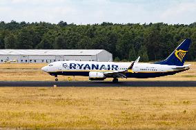 Ryanair Boeing 737 MAX 8 Landing